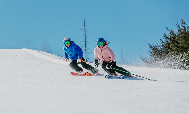 Ystävät laskettelevat Himoksen rinteillä